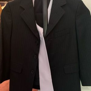 Boys communion suit   Suit. Belt and white tie